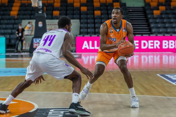 击与边路突 击与边路突